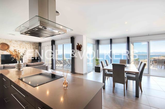 4 bedroom Villa for sale in Roses with pool garage - € 2,090,000 (Ref: 9005636)