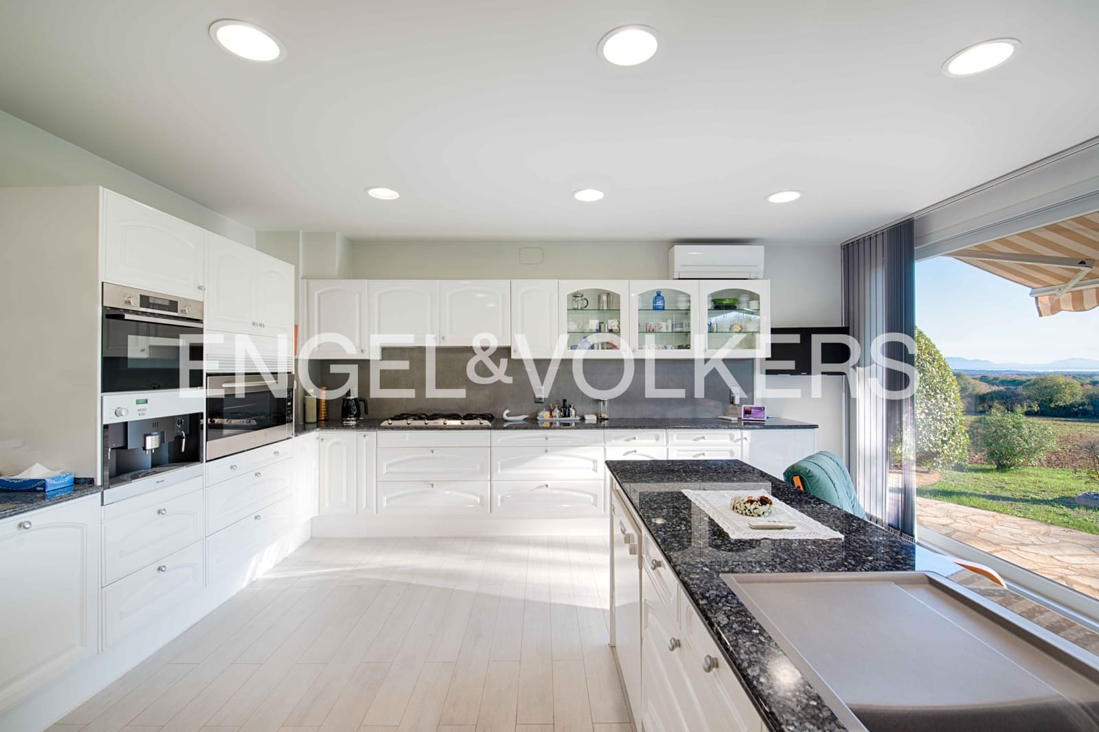 7 soveværelse Finca/Landehus til salg i Navata med swimmingpool garage - € 1.520.000 (Ref: 9005639)