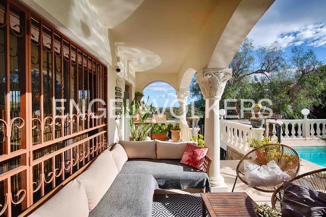 6 bedroom Villa for sale in Roses with pool garage - € 785,000 (Ref: 9005652)