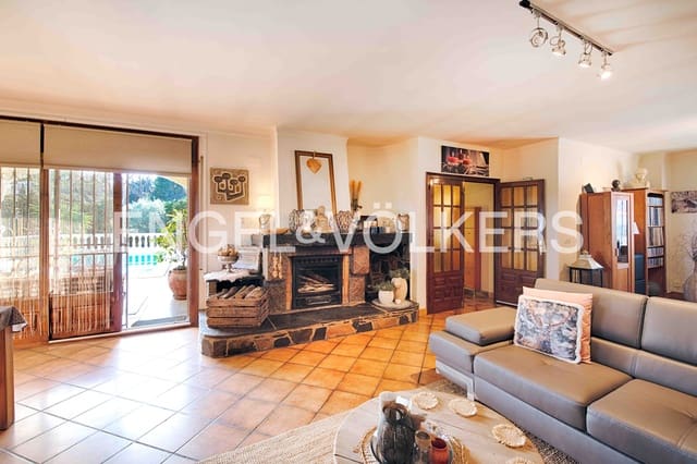 6 bedroom Villa for sale in Roses with pool garage - € 785,000 (Ref: 9005652)