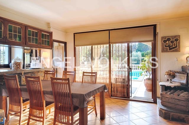 6 bedroom Villa for sale in Roses with pool garage - € 785,000 (Ref: 9005652)