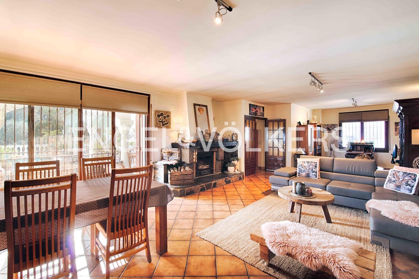 6 bedroom Villa for sale in Roses with pool garage - € 785,000 (Ref: 9005652)
