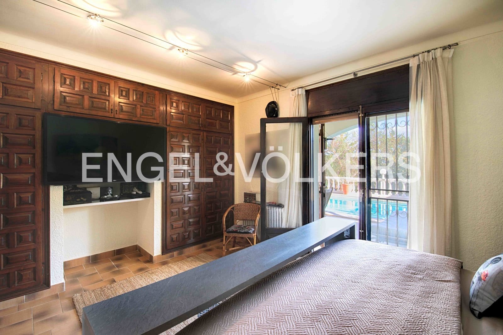 6 bedroom Villa for sale in Roses with pool garage - € 785,000 (Ref: 9005652)