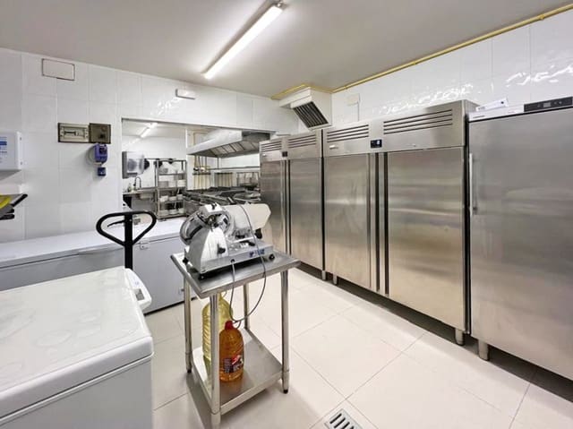 Kaupallinen myytävänä paikassa Roses - 435 000 € (Ref: 9005656)