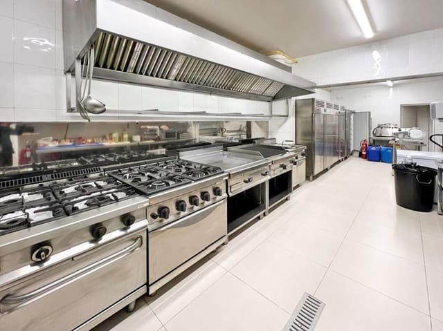 Kaupallinen myytävänä paikassa Roses - 435 000 € (Ref: 9005656)