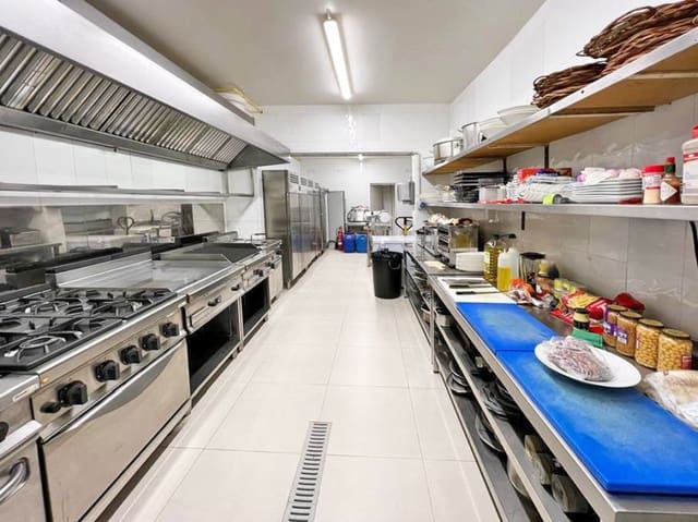 Kaupallinen myytävänä paikassa Roses - 435 000 € (Ref: 9005656)
