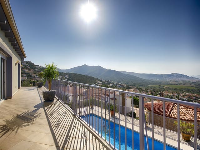 6 bedroom Villa for sale in Roses with pool garage - € 890,000 (Ref: 9005667)