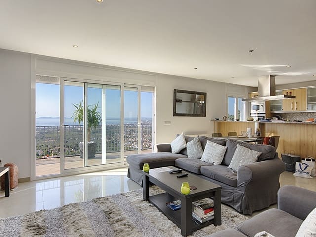 6 bedroom Villa for sale in Roses with pool garage - € 890,000 (Ref: 9005667)