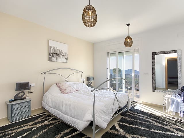 6 bedroom Villa for sale in Roses with pool garage - € 890,000 (Ref: 9005667)