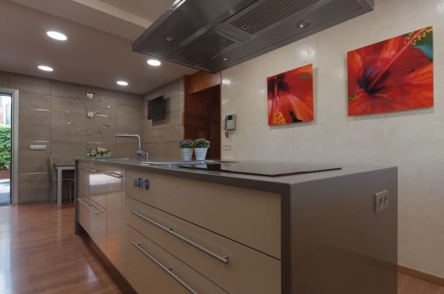 4 soverom Villa til salgs i Roses med svømmebasseng garasje - € 675 000 (Ref: 9005669)