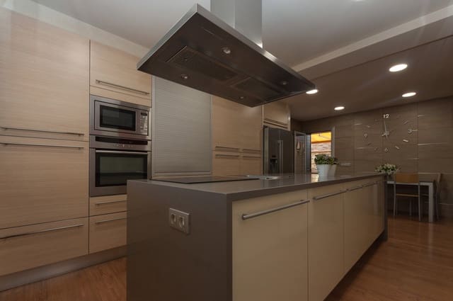 4 sypialnia Willa na sprzedaż w Roses z basenem garażem - 675 000 € (Ref: 9005669)