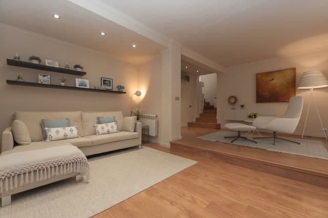4 sypialnia Willa na sprzedaż w Roses z basenem garażem - 675 000 € (Ref: 9005669)