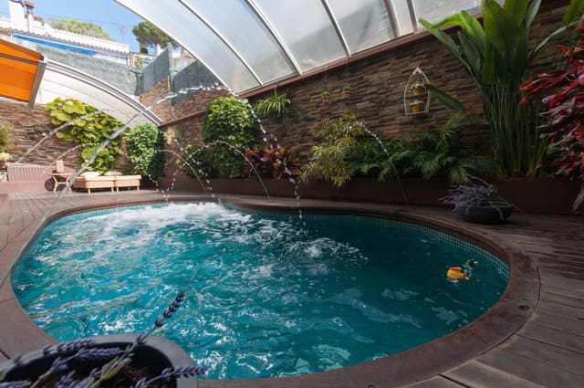 4 sypialnia Willa na sprzedaż w Roses z basenem garażem - 675 000 € (Ref: 9005669)