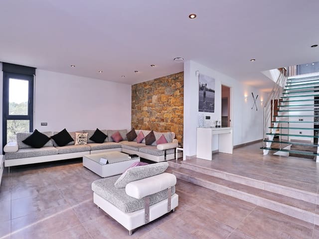 4 bedroom Villa for sale in Palau-saverdera with pool garage - € 1,295,000 (Ref: 9005674)