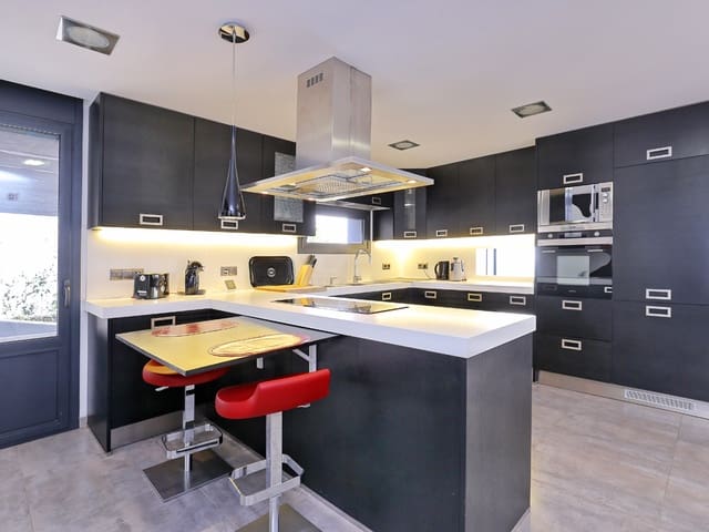 4 bedroom Villa for sale in Palau-saverdera with pool garage - € 1,295,000 (Ref: 9005674)