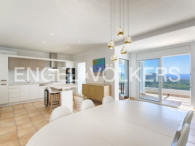 3 sypialnia Apartament na sprzedaż w El Mas Fumats, Roses z basenem garażem - 695 000 € (Ref: 9005685)