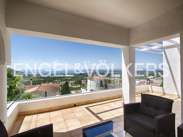 3 sypialnia Apartament na sprzedaż w El Mas Fumats, Roses z basenem garażem - 695 000 € (Ref: 9005685)