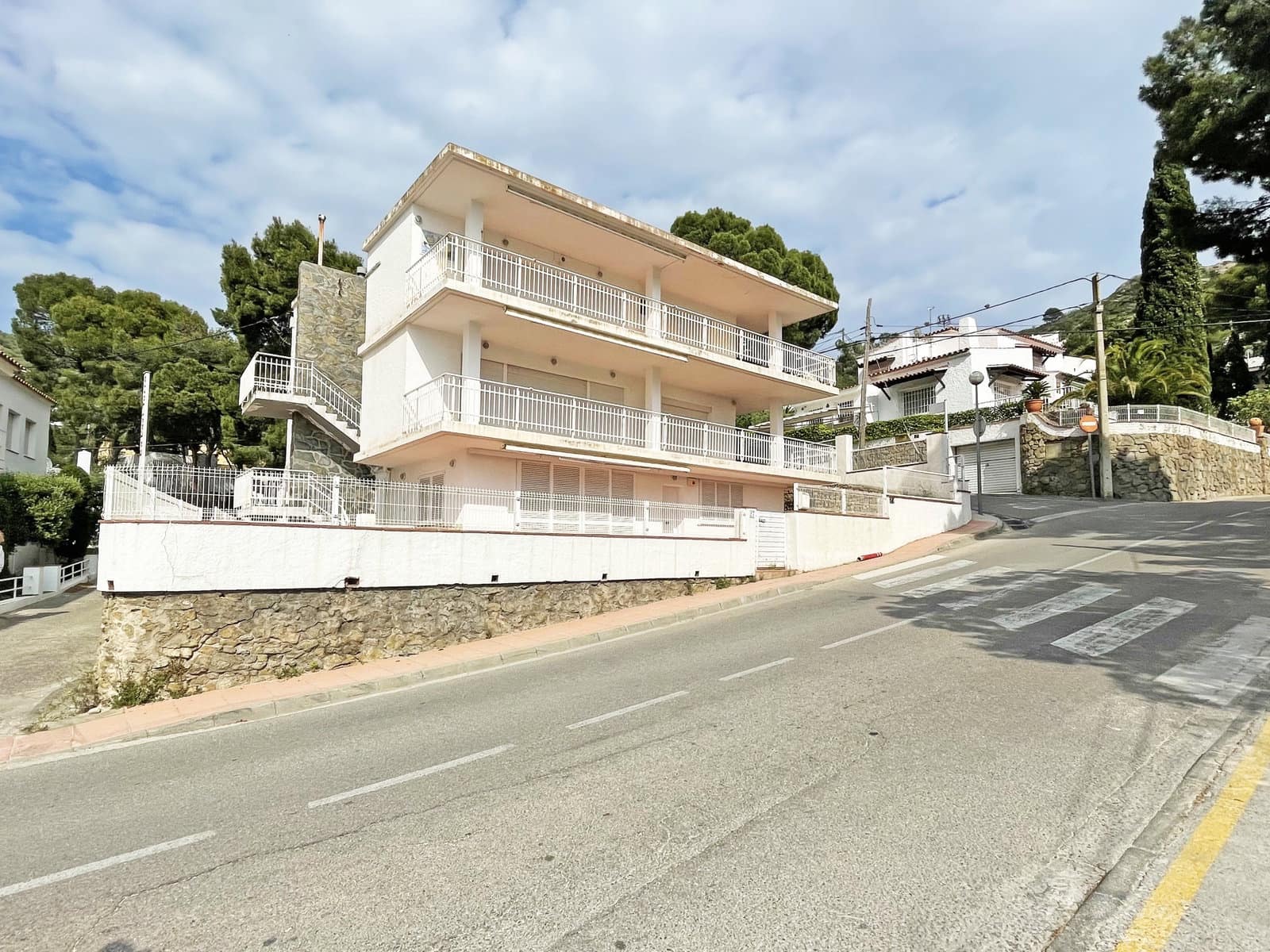 9 bedroom Apartment for sale in Roses with garage - € 1,850,000 (Ref: 9005696)