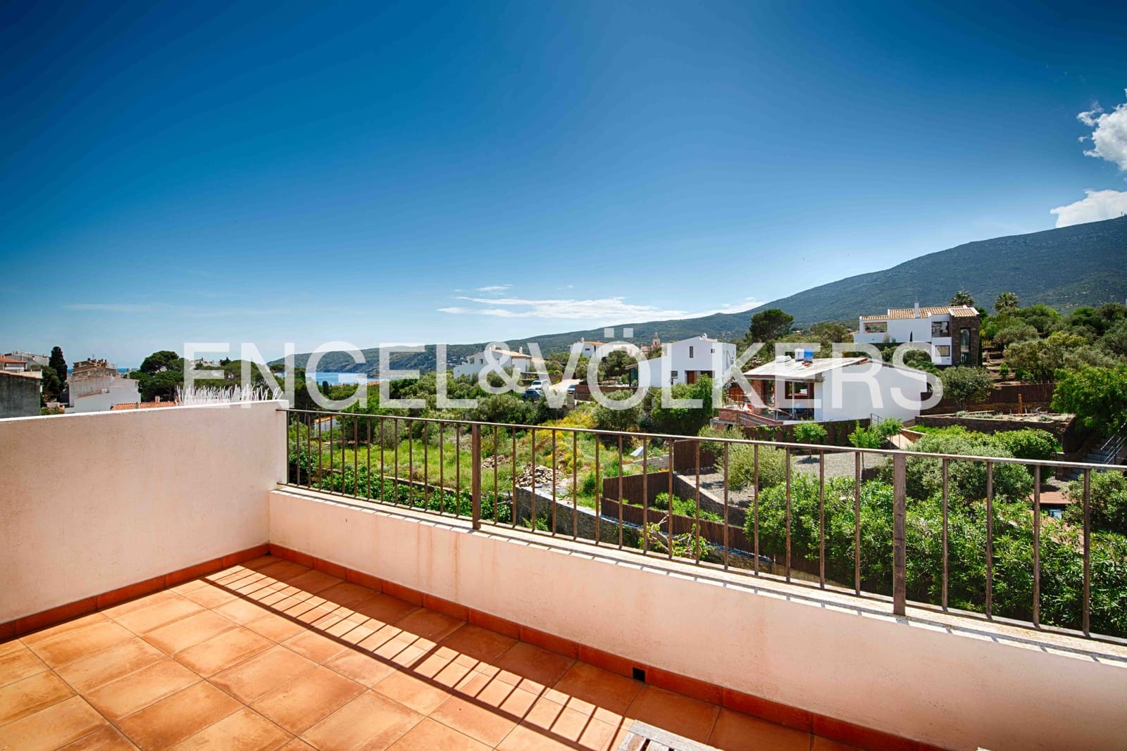 4 bedroom Terraced Villa for sale in Cadaques with garage - € 1,150,000 (Ref: 9005707)