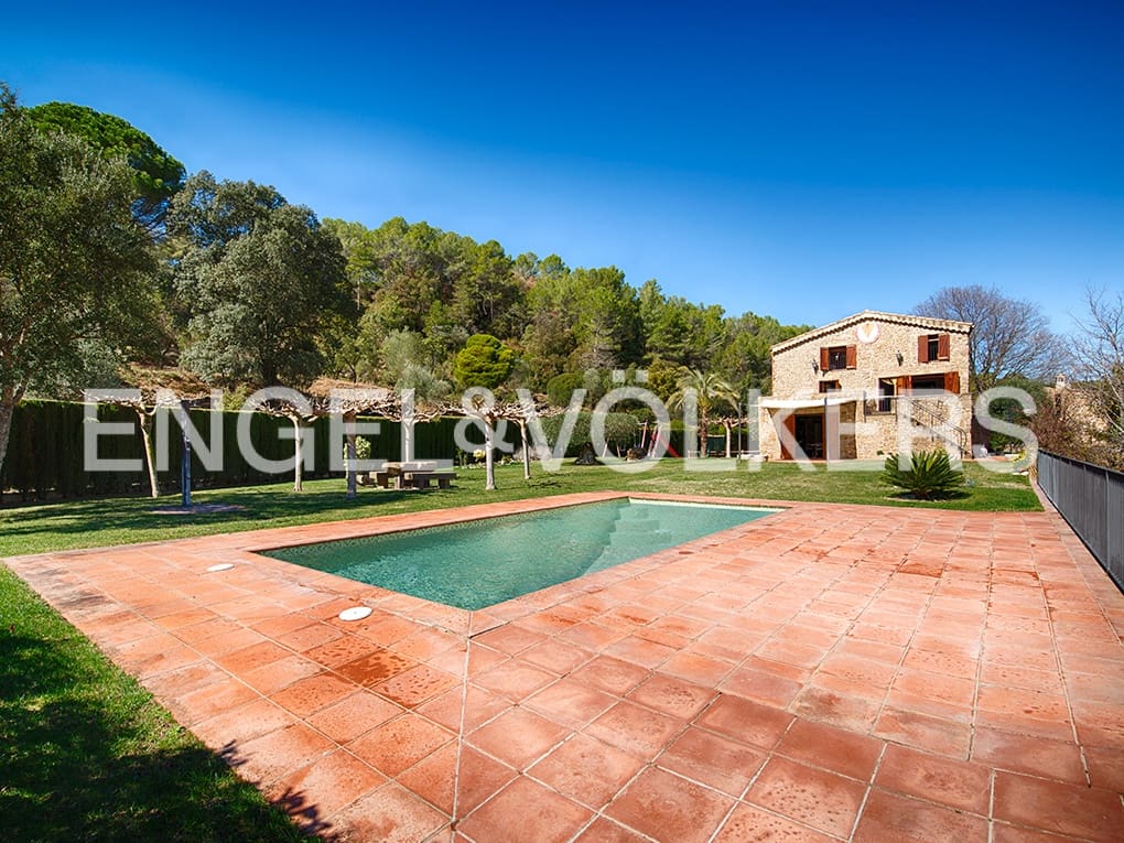 4 soveværelse Villa til salg i Llado med swimmingpool garage - € 900.000 (Ref: 9005724)