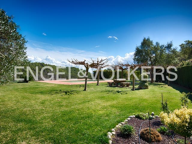 4 bedroom Villa for sale in Lladó with pool garage - € 900,000 (Ref: 9005724)