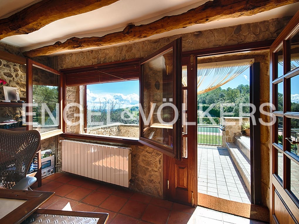 4 soveværelse Villa til salg i Llado med swimmingpool garage - € 900.000 (Ref: 9005724)