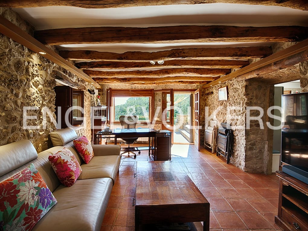 4 soveværelse Villa til salg i Llado med swimmingpool garage - € 900.000 (Ref: 9005724)