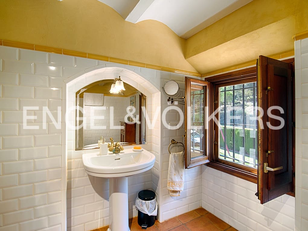 4 soveværelse Villa til salg i Llado med swimmingpool garage - € 900.000 (Ref: 9005724)