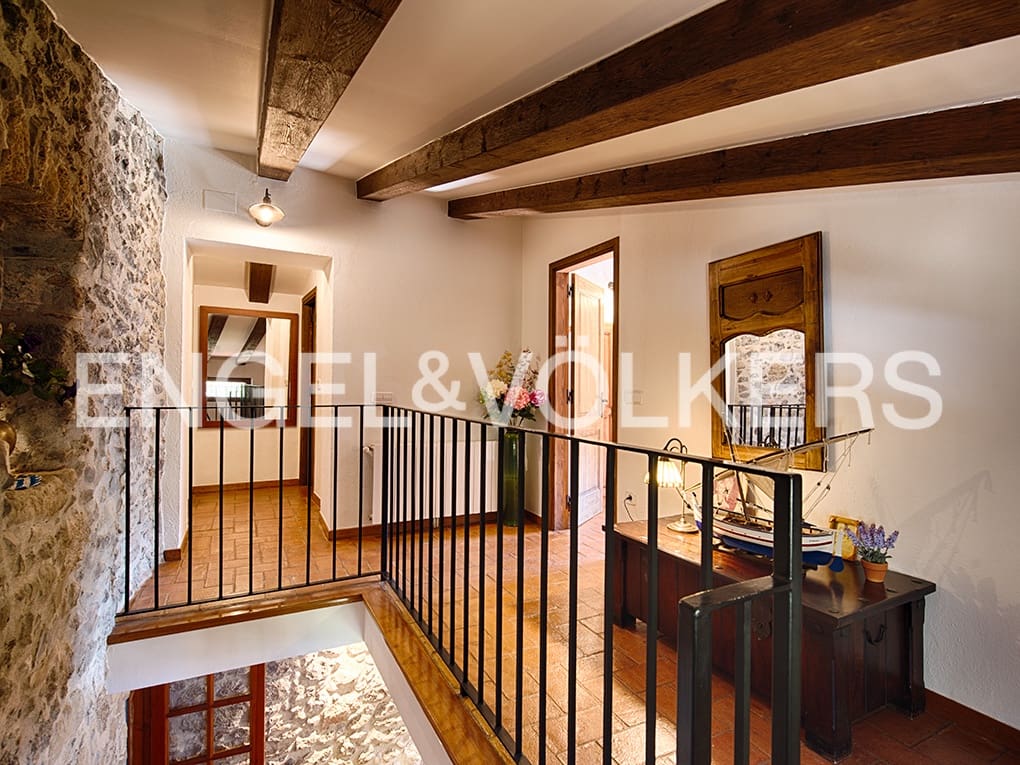 4 soveværelse Villa til salg i Llado med swimmingpool garage - € 900.000 (Ref: 9005724)