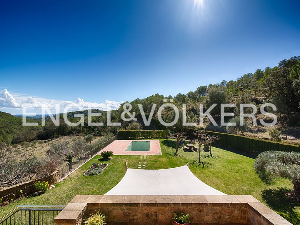 4 soveværelse Villa til salg i Llado med swimmingpool garage - € 900.000 (Ref: 9005724)