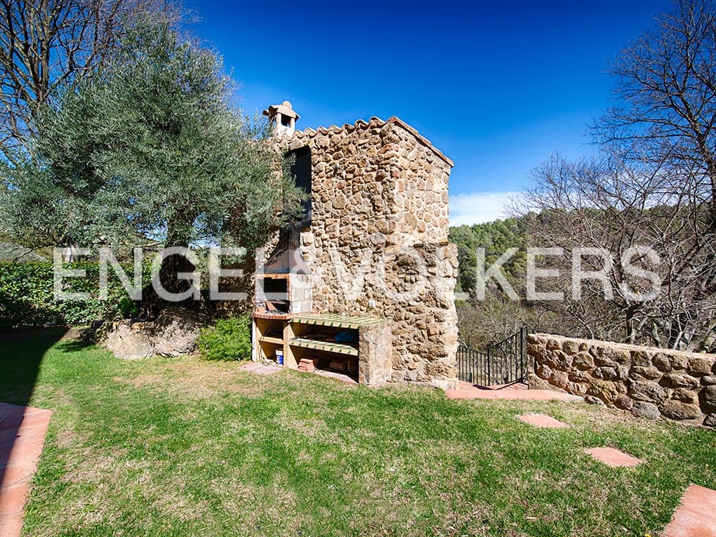 4 soveværelse Villa til salg i Llado med swimmingpool garage - € 900.000 (Ref: 9005724)