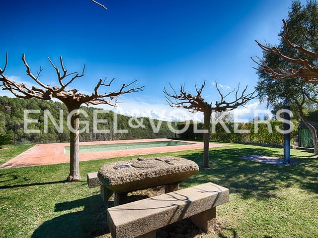 4 bedroom Villa for sale in Lladó with pool garage - € 900,000 (Ref: 9005724)