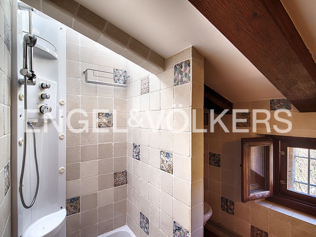 4 soveværelse Villa til salg i Llado med swimmingpool garage - € 900.000 (Ref: 9005724)