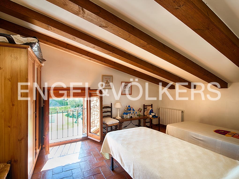 4 soveværelse Villa til salg i Llado med swimmingpool garage - € 900.000 (Ref: 9005724)