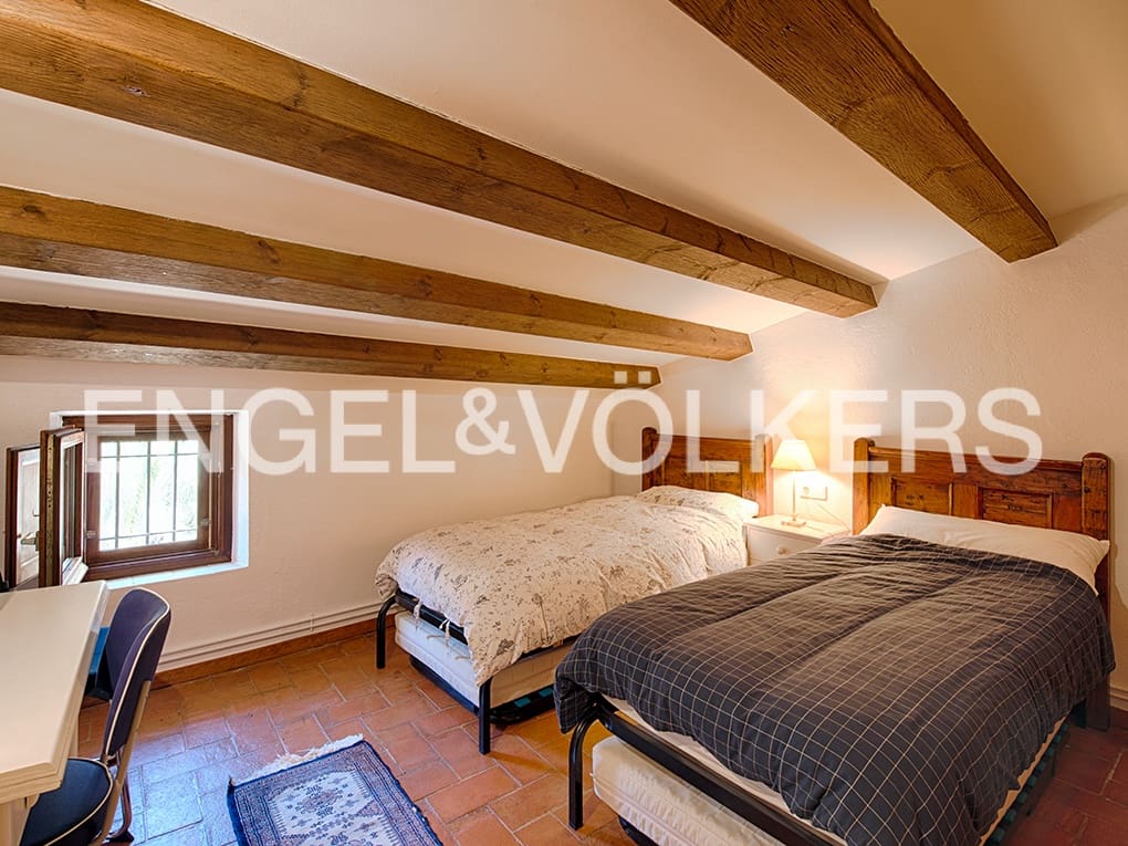 4 soveværelse Villa til salg i Llado med swimmingpool garage - € 900.000 (Ref: 9005724)