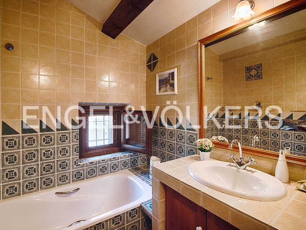 4 soveværelse Villa til salg i Llado med swimmingpool garage - € 900.000 (Ref: 9005724)