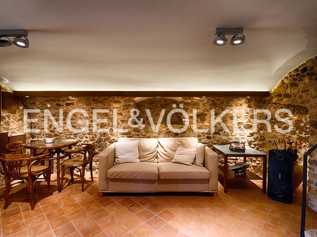 4 soveværelse Villa til salg i Llado med swimmingpool garage - € 900.000 (Ref: 9005724)