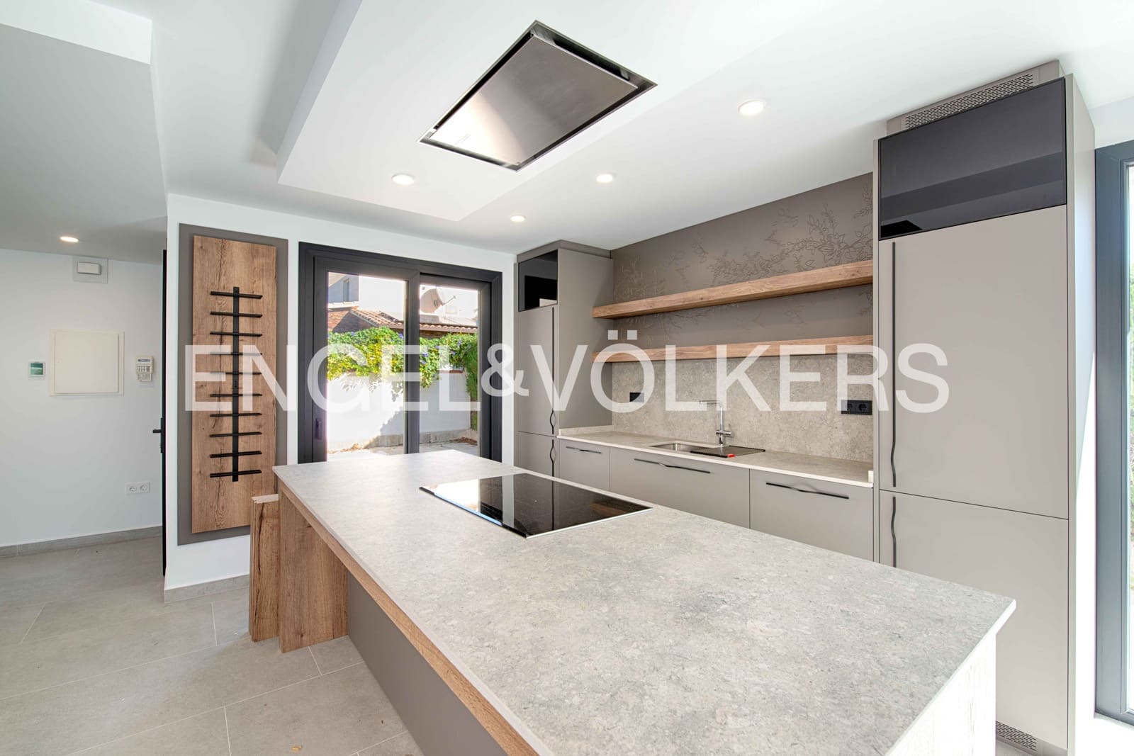 4 soveværelse Villa til salg i Empuriabrava med swimmingpool garage - € 795.000 (Ref: 9005730)