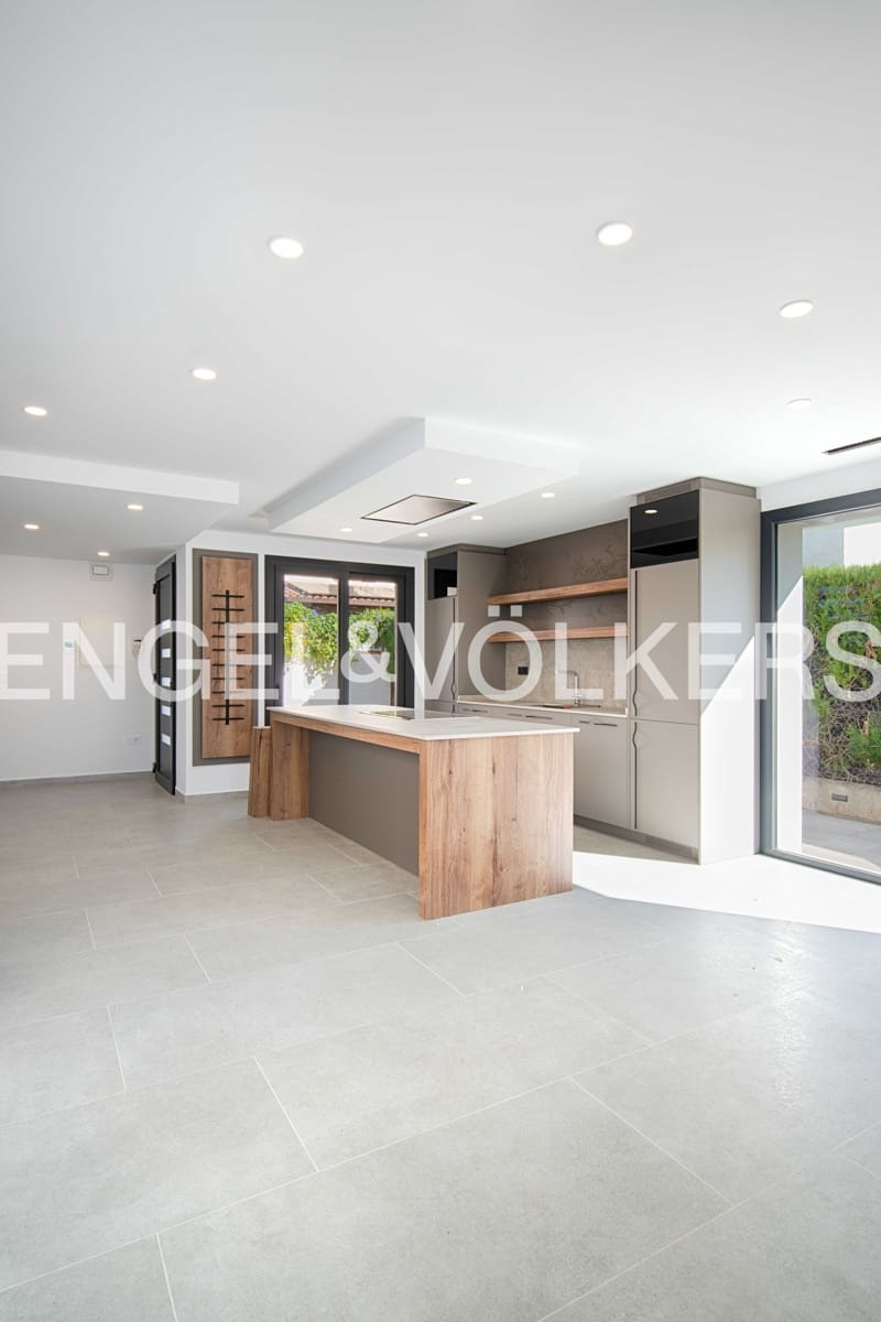 4 soveværelse Villa til salg i Empuriabrava med swimmingpool garage - € 795.000 (Ref: 9005730)