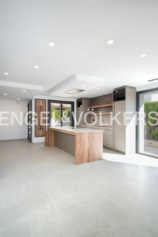 Chalet de 4 habitaciones en Empuriabrava, Castelló d'Empúries en venta con piscina garaje - 795.000 € (Ref: 9005730)