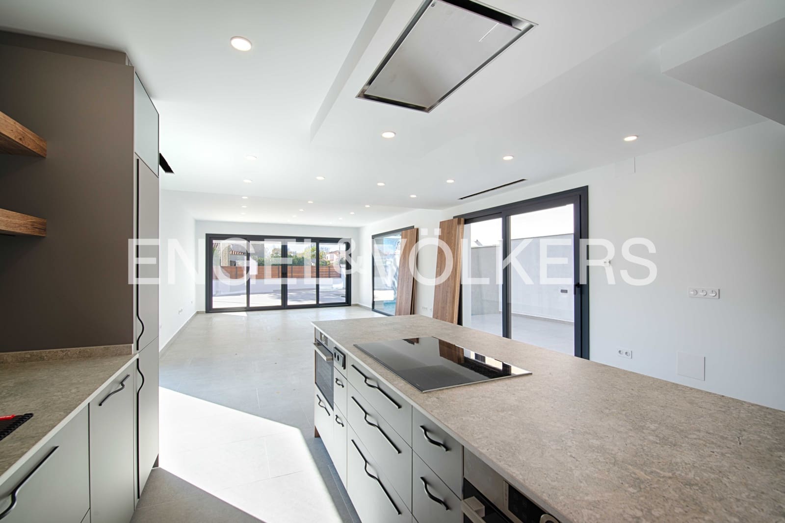 4 soveværelse Villa til salg i Empuriabrava med swimmingpool garage - € 795.000 (Ref: 9005730)