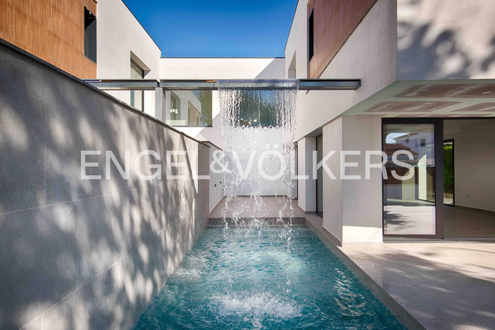 4 soveværelse Villa til salg i Empuriabrava med swimmingpool garage - € 795.000 (Ref: 9005730)