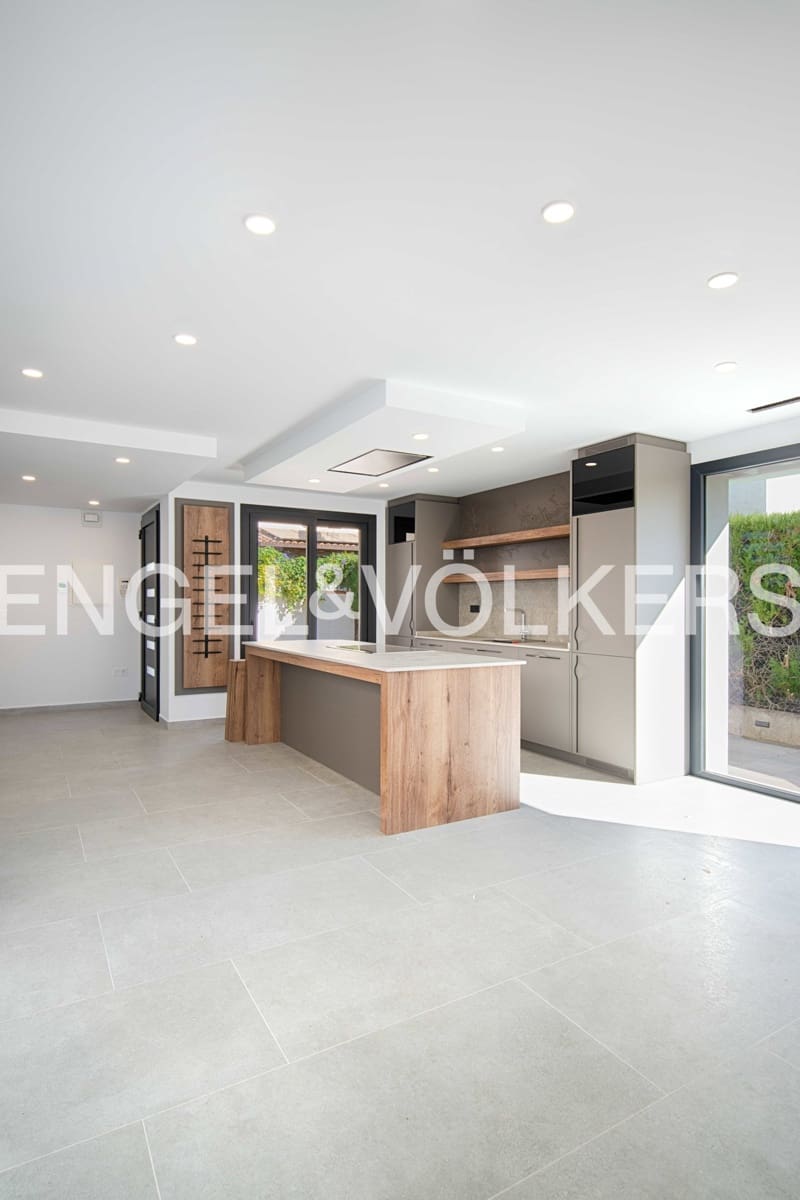 4 sypialnia Willa na sprzedaż w Empuriabrava z basenem garażem - 795 000 € (Ref: 9005730)