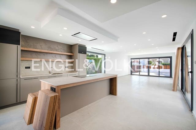 4 sypialnia Willa na sprzedaż w Empuriabrava, Castelló d'Empúries z basenem garażem - 795 000 € (Ref: 9005730)