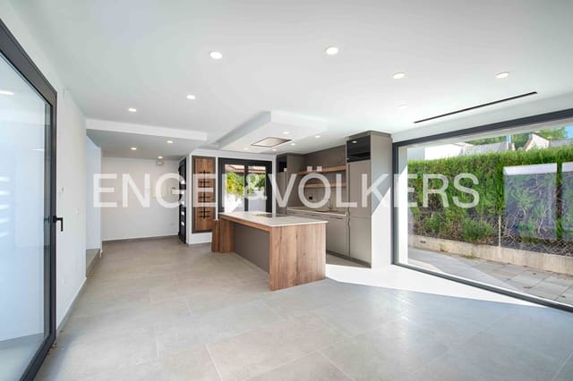 4 sypialnia Willa na sprzedaż w Empuriabrava, Castelló d'Empúries z basenem garażem - 795 000 € (Ref: 9005730)