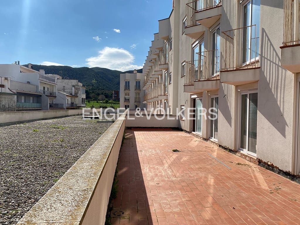 3 soveværelse Lejlighed til salg i Llanca med garage - € 249.000 (Ref: 9005733)