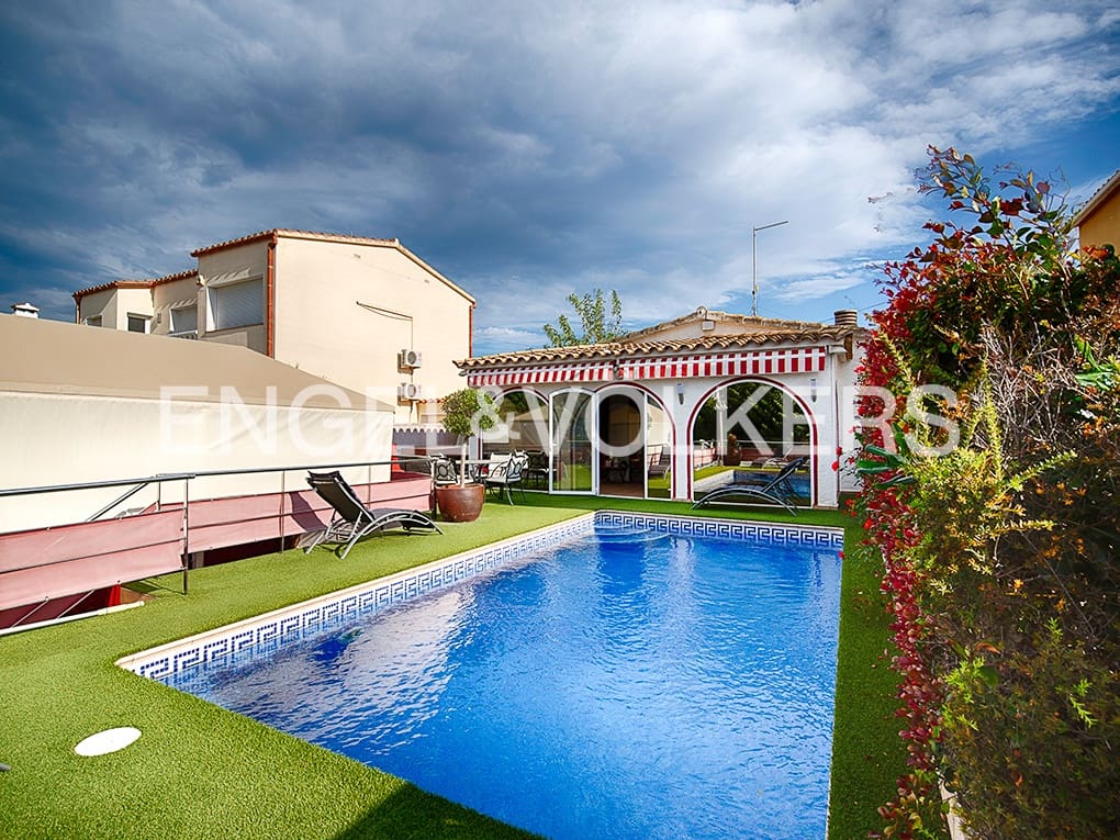 Garage til salg i Empuriabrava - € 830.000 (Ref: 9005736)