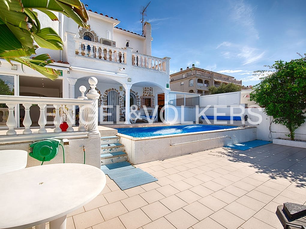 Chalet de 3 habitaciones en Empuriabrava en venta con piscina garaje - 670.000 € (Ref: 9005737)