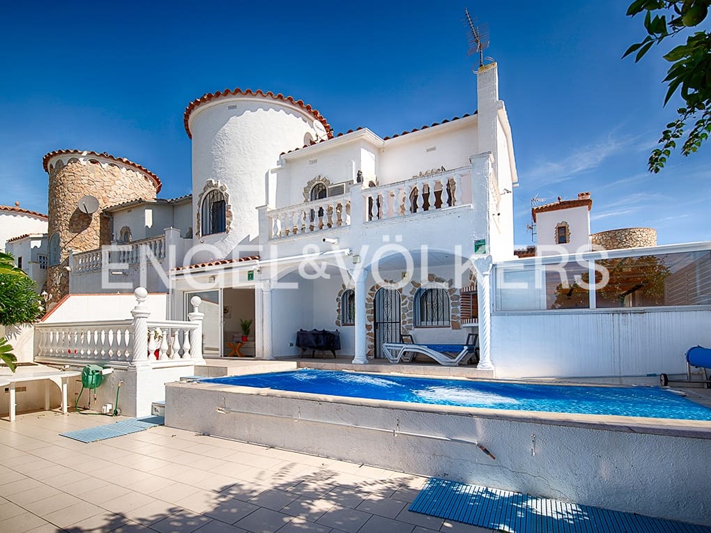 Chalet de 3 habitaciones en Empuriabrava en venta con piscina garaje - 670.000 € (Ref: 9005737)