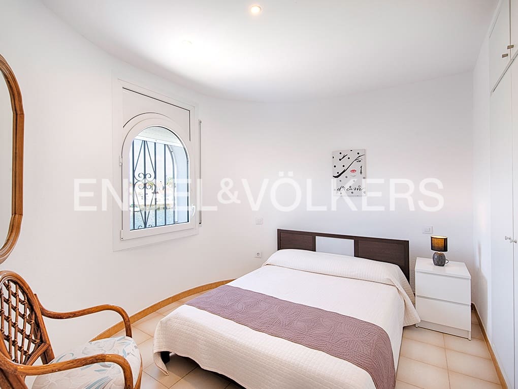 Chalet de 3 habitaciones en Empuriabrava en venta con piscina garaje - 670.000 € (Ref: 9005737)